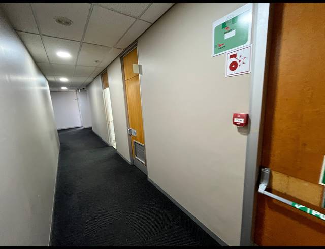 1,960M² OFFICE TO LET IN PINELANDS